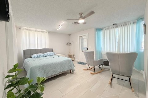 Commercial property in Redington Shores, Florida 214.6 sq.m. № 2150063 - photo 16