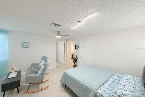 Commercial property in Redington Shores, Florida 214.6 sq.m. № 2150063 - photo 18