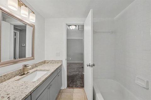 Touwnhouse à vendre à Tampa, Floride: 2 chambres, 101.82 m2 № 2216827 - photo 21