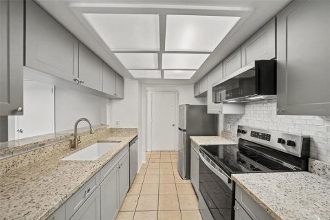 Touwnhouse à vendre à Tampa, Floride: 2 chambres, 101.82 m2 № 2216827 - photo 8