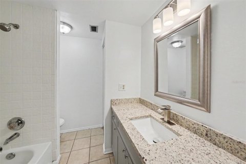 Touwnhouse à vendre à Tampa, Floride: 2 chambres, 101.82 m2 № 2216827 - photo 20