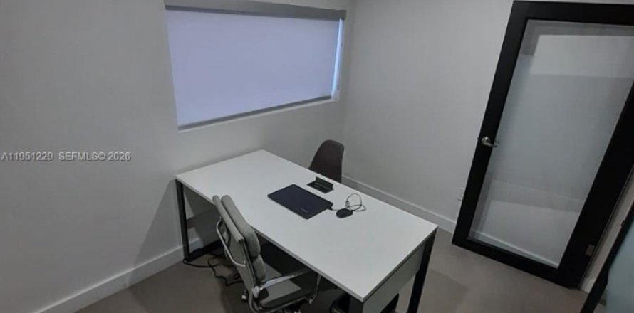 Коммерческая недвижимость в Суитуотер, Флорида № 2007238