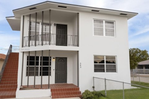 Снять в аренду виллу или дом в Майами, Флорида 2 спальни, 72.56м2, № 1988961 - фото 1