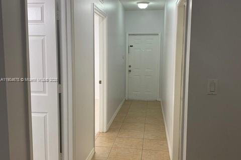 Снять в аренду таунхаус в Хомстед, Флорида 2 спальни, 98.2м2, № 1955142 - фото 3