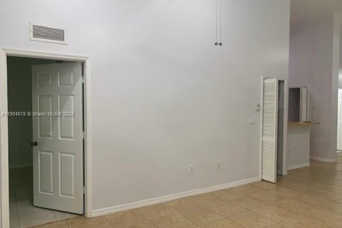 Снять в аренду таунхаус в Хомстед, Флорида 2 спальни, 98.2м2, № 1955142 - фото 5