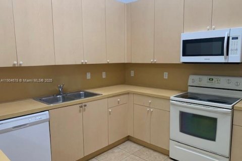 Снять в аренду таунхаус в Хомстед, Флорида 2 спальни, 98.2м2, № 1955142 - фото 8