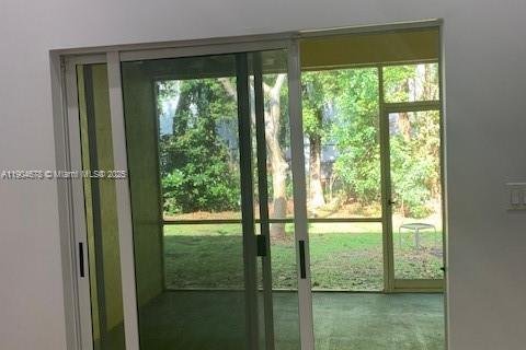 Снять в аренду таунхаус в Хомстед, Флорида 2 спальни, 98.2м2, № 1955142 - фото 19