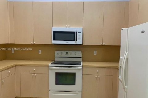 Снять в аренду таунхаус в Хомстед, Флорида 2 спальни, 98.2м2, № 1955142 - фото 7