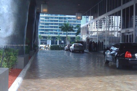 Condo in Miami, Florida, 1 bedroom  № 1948483 - photo 11