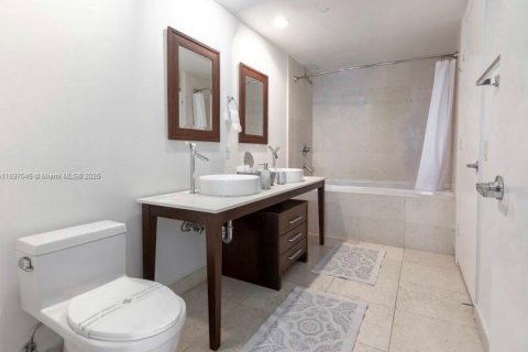 Condo in Miami, Florida, 1 bedroom  № 1948483 - photo 15