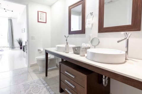Condo in Miami, Florida, 1 bedroom  № 1948483 - photo 7