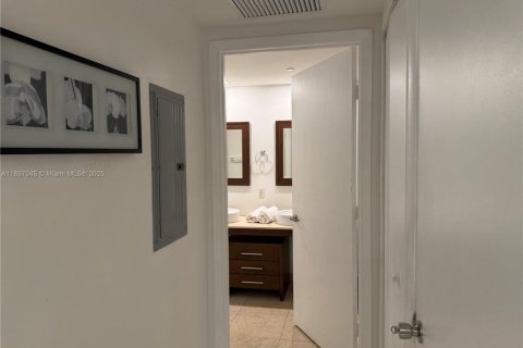 Condo in Miami, Florida, 1 bedroom  № 1948483 - photo 6