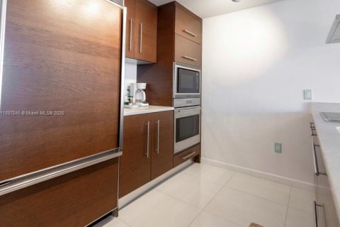 Condo in Miami, Florida, 1 bedroom  № 1948483 - photo 4