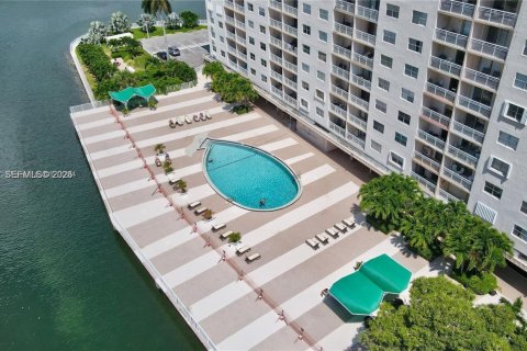 Studio à Condo à Sunny Isles Beach, Floride № 2170681