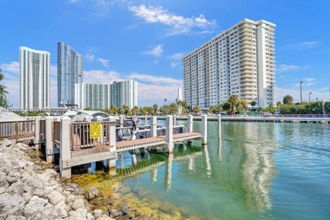 Copropriété à louer à Sunny Isles Beach, Floride: 41.62 m2 № 2170681 - photo 2