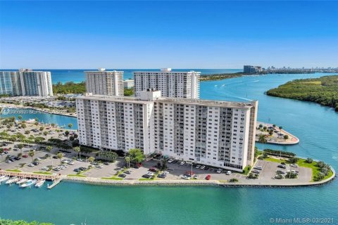 Copropriété à louer à Sunny Isles Beach, Floride: 41.62 m2 № 2170681 - photo 6