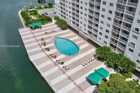 Copropriété à louer à Sunny Isles Beach, Floride: 41.62 m2 № 2170681 - photo 8