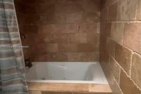 Copropriété à louer à Hallandale Beach, Floride: 1 chambre, 72.46 m2 № 1939491 - photo 12
