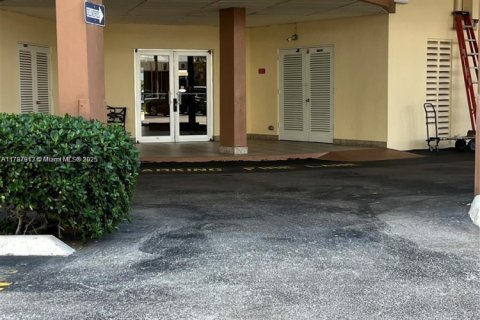 Copropriété à louer à Hallandale Beach, Floride: 1 chambre, 72.46 m2 № 1939491 - photo 20