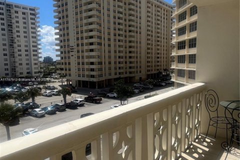 Copropriété à louer à Hallandale Beach, Floride: 1 chambre, 72.46 m2 № 1939491 - photo 13