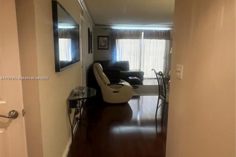 Copropriété à louer à Hallandale Beach, Floride: 1 chambre, 72.46 m2 № 1939491 - photo 3