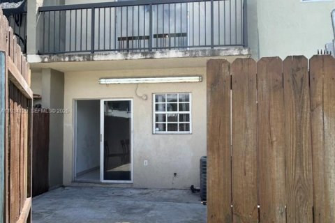 Townhouse in Miami, Florida 2 bedrooms, 102.19 sq.m. № 1994060 - photo 4