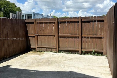 Townhouse in Miami, Florida 2 bedrooms, 102.19 sq.m. № 1994060 - photo 5