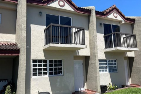 Townhouse in Miami, Florida 2 bedrooms, 102.19 sq.m. № 1994060 - photo 2