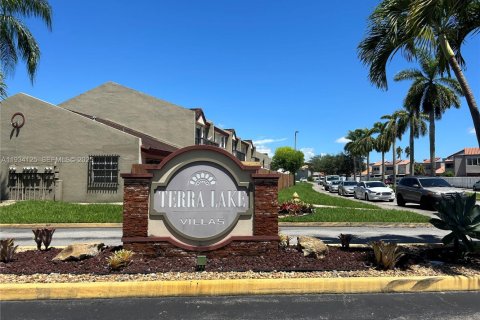 Townhouse in Miami, Florida 2 bedrooms, 102.19 sq.m. № 1994060 - photo 1