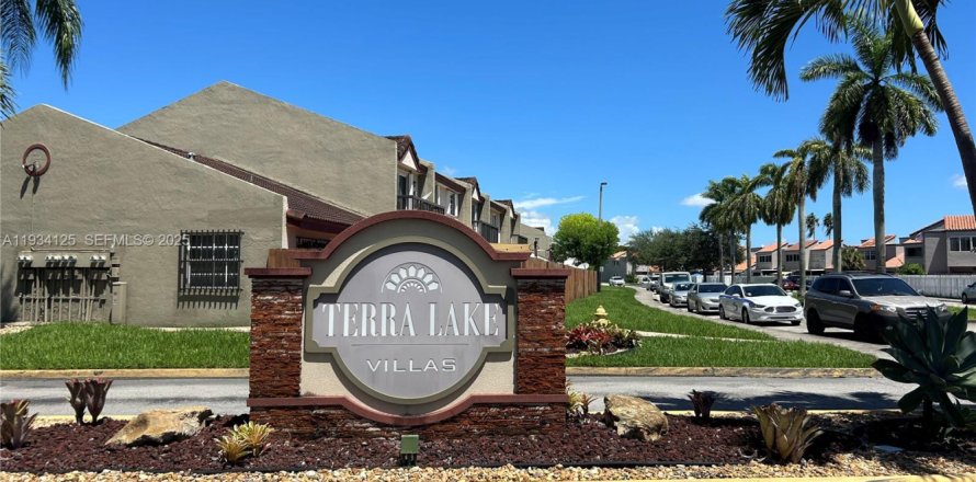 Townhouse in Miami, Florida 2 bedrooms, 102.19 sq.m. № 1994060