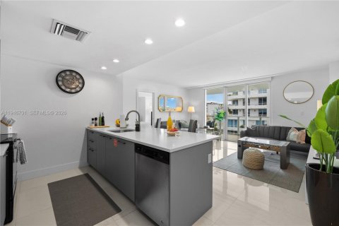 Купить кондоминиум в Бей-Харбор-Айлендс, Флорида 2 спальни, 88.72м2, № 2002906 - фото 2