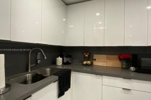 Condo in Doral, Florida, 1 bedroom  № 2018234 - photo 2