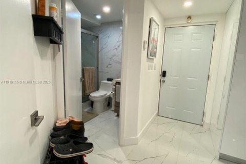 Condo in Doral, Florida, 1 bedroom  № 2018234 - photo 5
