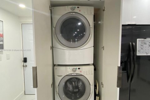 Condo in Doral, Florida, 1 bedroom  № 2018234 - photo 4