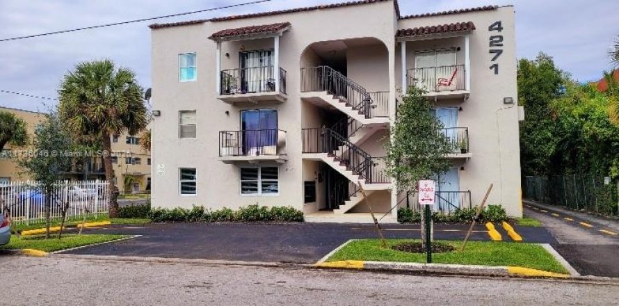 Commercial property in Miami, Florida № 1859274