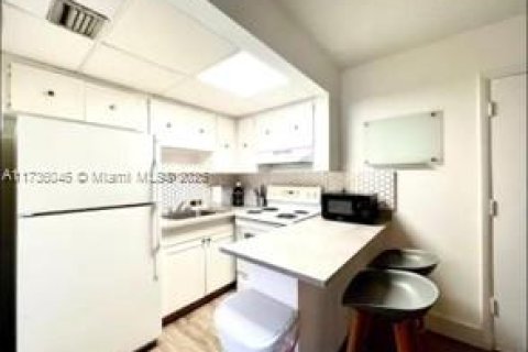 Commercial property in Miami, Florida № 1859274 - photo 9