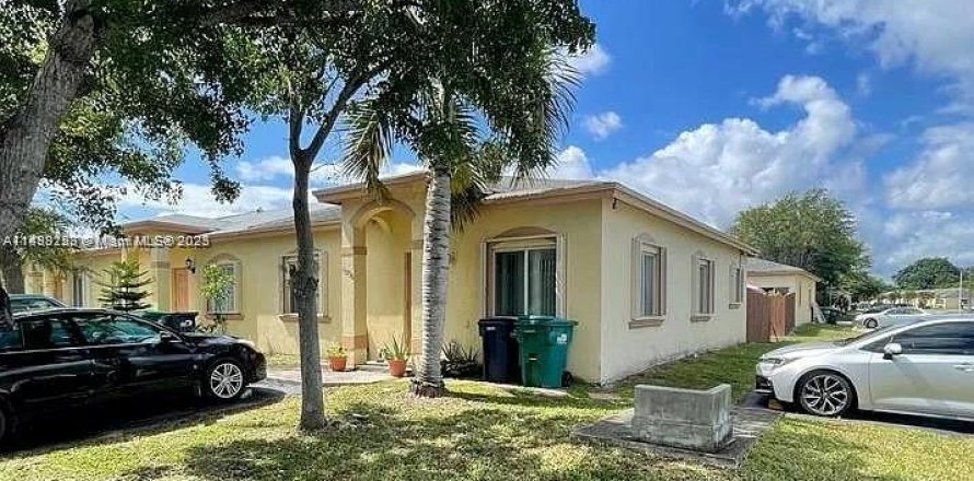 House in Homestead, Florida 3 bedrooms, 107.77 sq.m. № 1941130