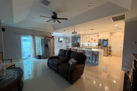 House in Port St. Lucie, Florida 5 bedrooms, 264.77 sq.m. № 2187423 - photo 10