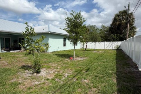 House in Port St. Lucie, Florida 5 bedrooms, 264.77 sq.m. № 2187423 - photo 28