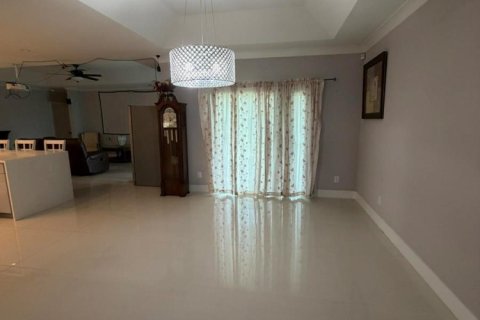 House in Port St. Lucie, Florida 5 bedrooms, 264.77 sq.m. № 2187423 - photo 16