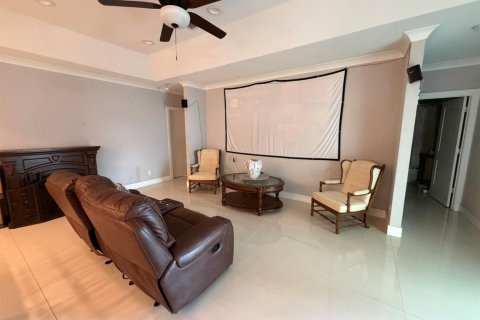 House in Port St. Lucie, Florida 5 bedrooms, 264.77 sq.m. № 2187423 - photo 9