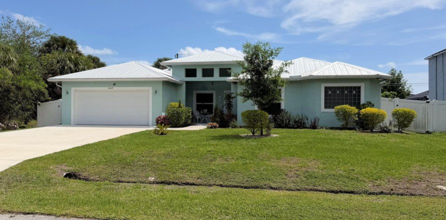 House in Port St. Lucie, Florida 5 bedrooms, 264.77 sq.m. № 2187423
