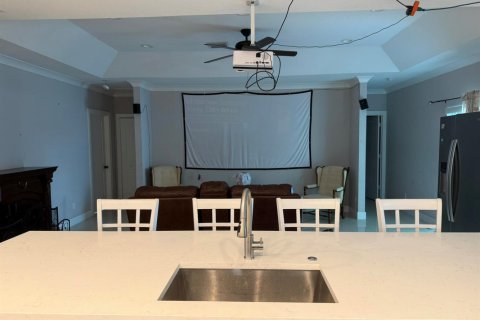 House in Port St. Lucie, Florida 5 bedrooms, 264.77 sq.m. № 2187423 - photo 13