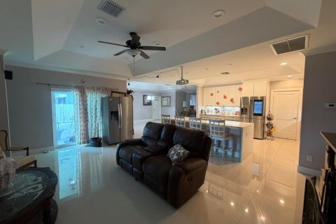 House in Port St. Lucie, Florida 5 bedrooms, 264.77 sq.m. № 2187423 - photo 12