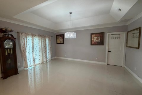 House in Port St. Lucie, Florida 5 bedrooms, 264.77 sq.m. № 2187423 - photo 17