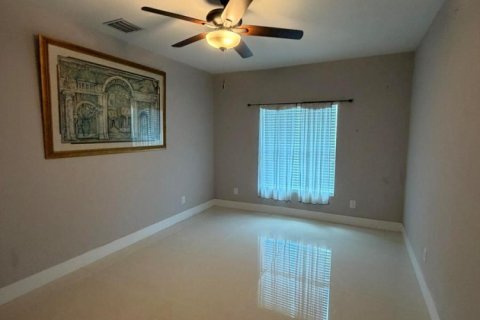 House in Port St. Lucie, Florida 5 bedrooms, 264.77 sq.m. № 2187423 - photo 3