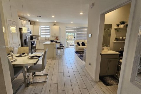 Touwnhouse à vendre à Homestead, Floride: 4 chambres, 127.65 m2 № 1942995 - photo 14