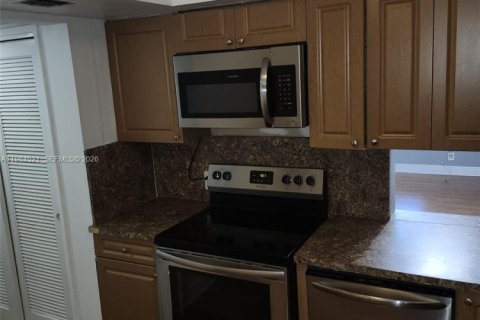 Condo in Pembroke Pines, Florida, 1 bedroom  № 2045821 - photo 10