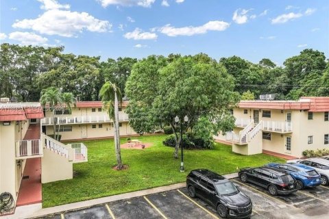 Condo in Pembroke Pines, Florida, 1 bedroom  № 2045821 - photo 4