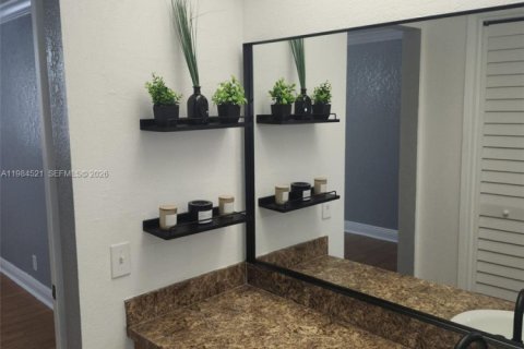 Condo in Pembroke Pines, Florida, 1 bedroom  № 2045821 - photo 15